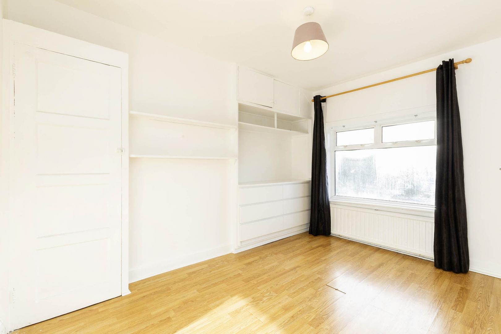 			5 Bedroom, 1 bath, 1 reception Flat			 Fleetwood Road, DOLLIS HILL